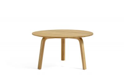 Bella Coffee Table von Hay: Runder Beistelltisch aus Eichenholz mit drei Beinen.